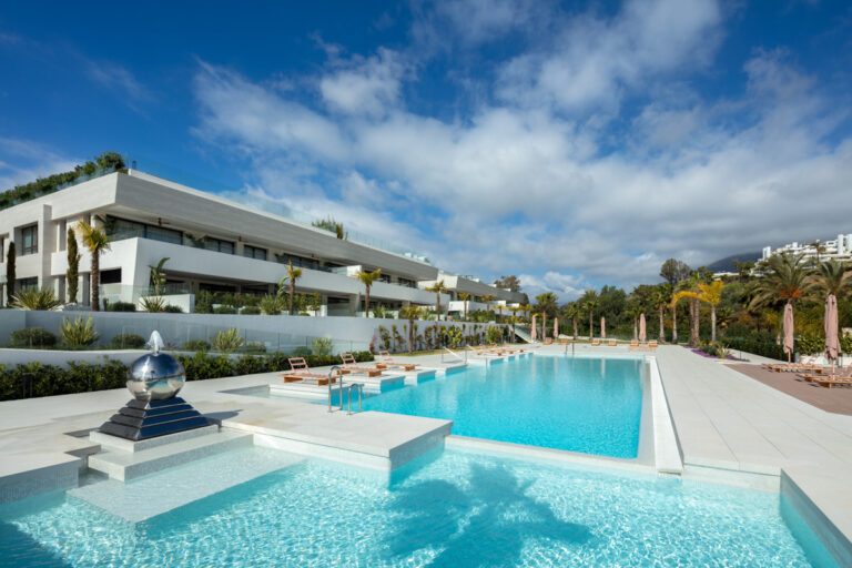 Epic9-Contemporary apartment-Marbella Golden Mile-swimming pool