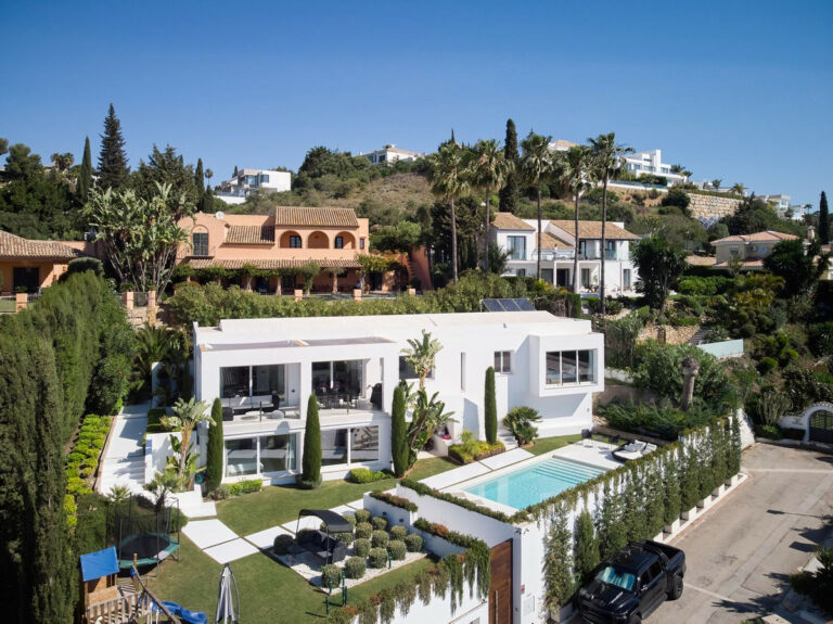 contemporary detached house El Paraiso marbella-front view